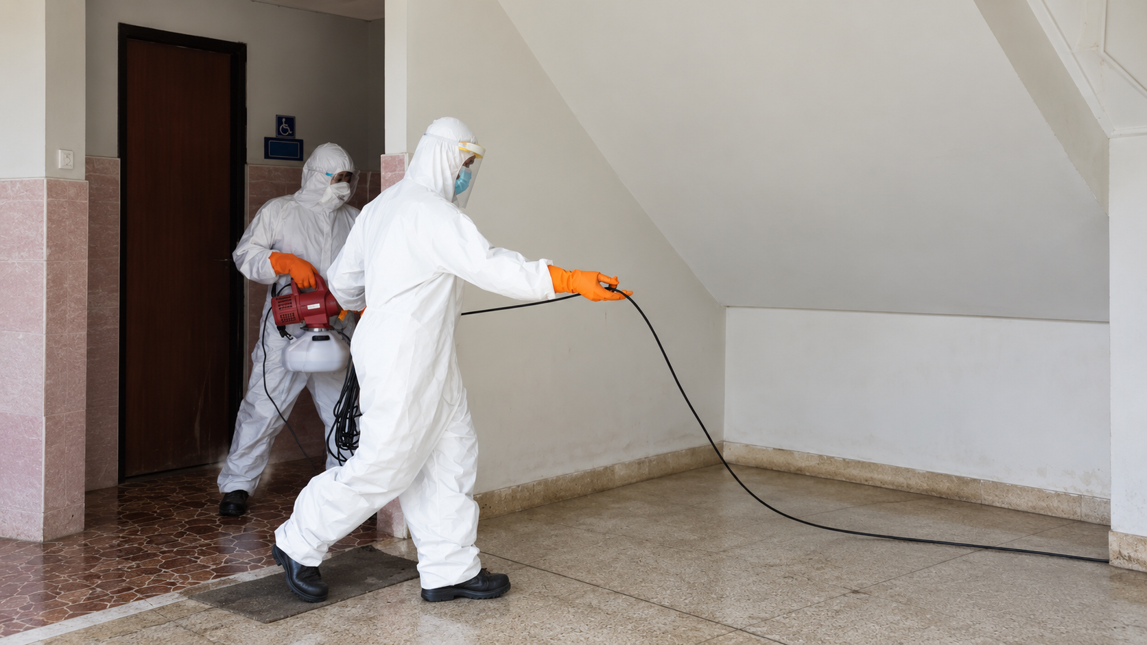 Désinfection professionnelle dans un hall